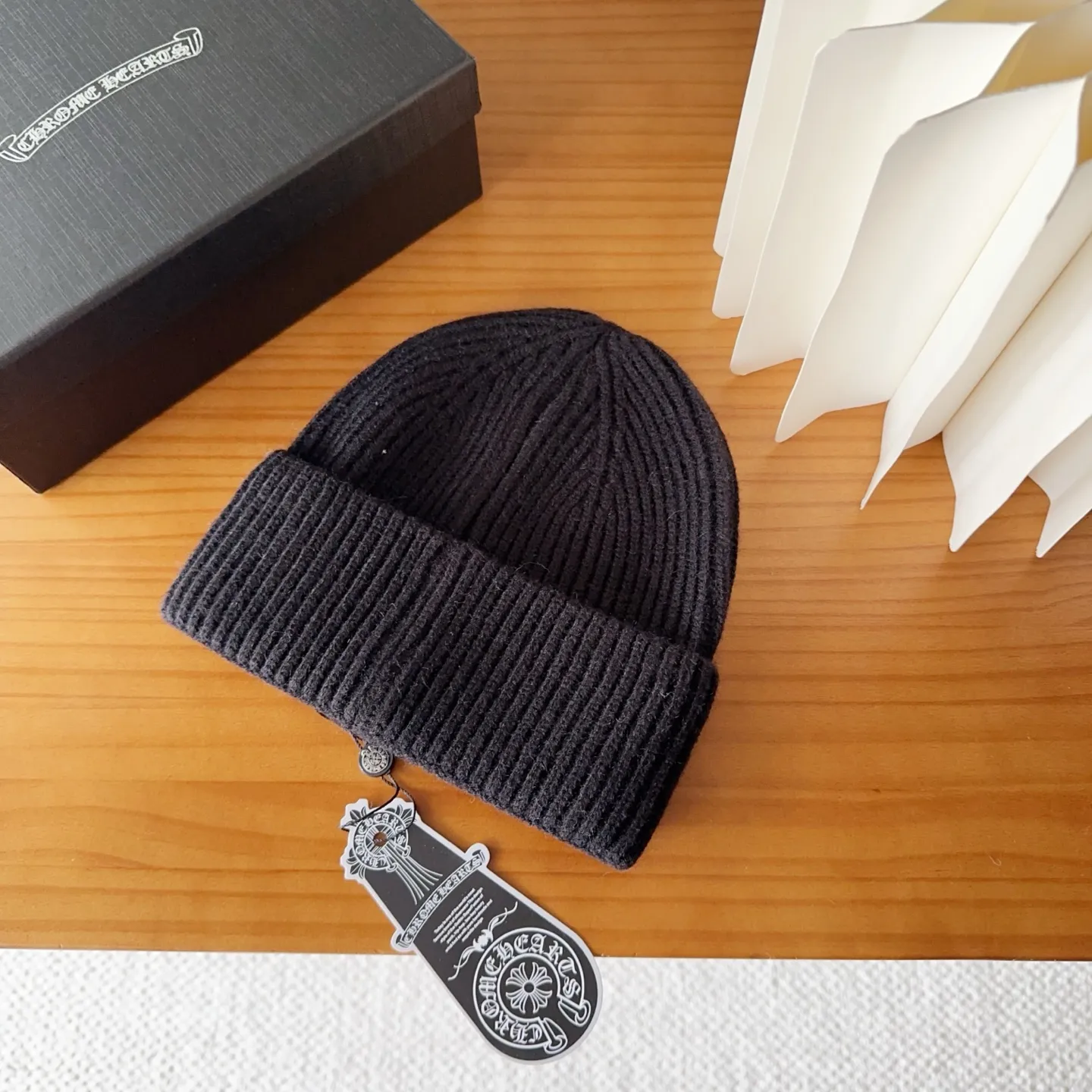 💰50 Crow Heart Autumn and Winter Wool Knitted Beanie This must be a favorite of minimalism. It is clean, neat, fashionable and versatile, and will definitely not be picky about your face shape! A fashionable classic that lasts forever! Fashionable black and white can be purchased together!